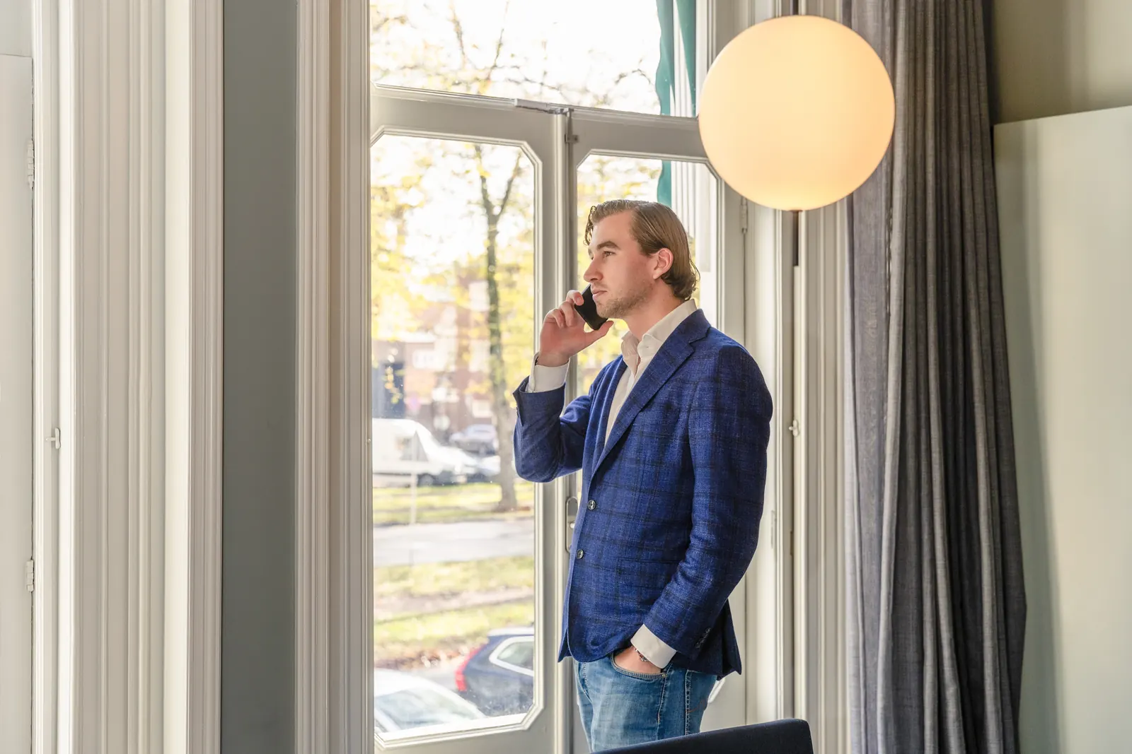 Woningadviseur helpt een klant telefonisch